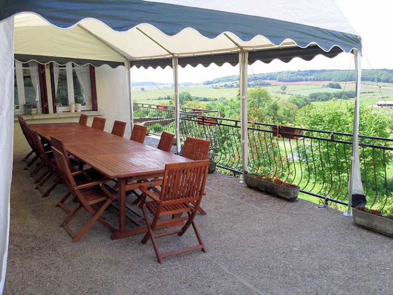 Terras met uitzicht bij Bed en Breakfast A-Rigaud in Frankrijk