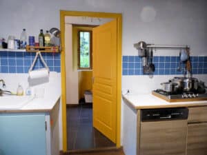 keuken nieuw met deur naar badkamer 1